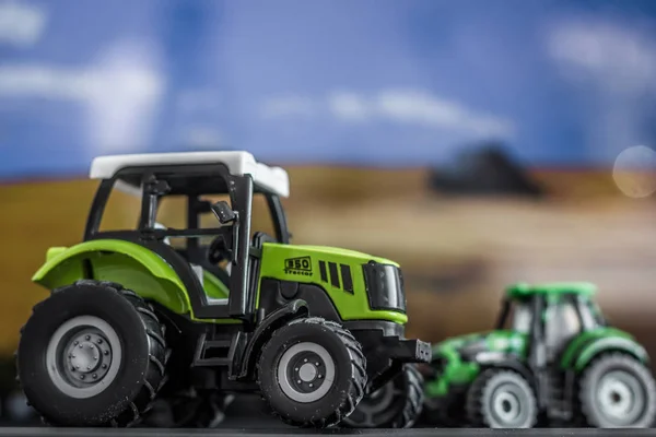 Två barn traktorer på en suddig bakgrund av området — Stockfoto
