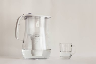 Bir sürahi içinde filtre ve şeffaf bir cam ile arıtılmış su