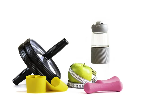 Jablko s páskou, kotoučem, fitness elastickým pásem, vodní lahví a činky — Stock fotografie
