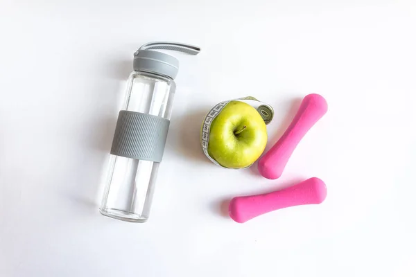 苹果与测量胶带，水瓶和哑铃绝缘背景 — 图库照片#