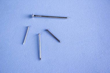 Tek tip arka planda farklı uzunluklarda çiviler