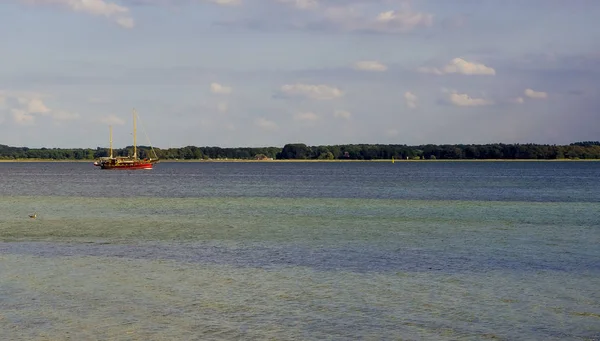 Velero rojo navegando en la bahía . — Foto de Stock