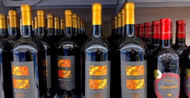 Avrupa, Willingen, Almanya 02. 09 numara. 2025: Mağazada şarap şişeleri