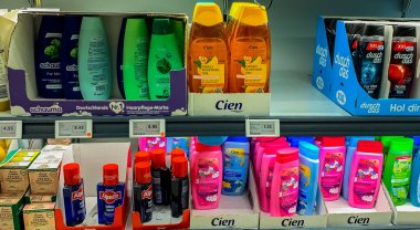 Avrupa, Willingen, Almanya 02. 09 numara. 2025: Bir süpermarket rafında satılık çeşitli kozmetik şampuan şişeleri.