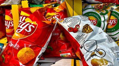 Avrupa, Bad Wildungen, Almanya 15. 09 numara. 2025: Mağaza tezgahında çeşitli mallar