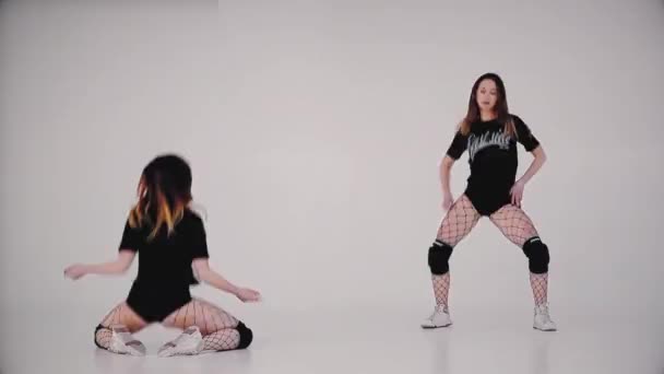 女孩跳舞扭打引导舞者 — 图库视频影像