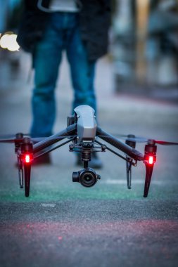 Sokakta şehir etrafında uçan drone topraklarda