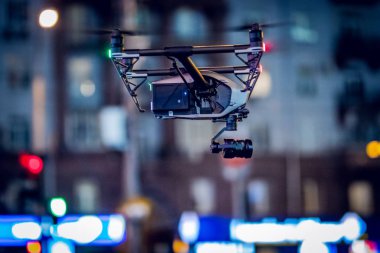 Sokakta şehir etrafında uçan drone topraklarda