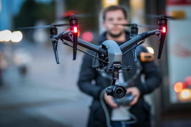Uzaktan kumanda hava Dron dron eylem kamera ile uçan. Beyaz arka plan üzerinde izole. 3D render