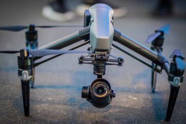 Uzaktan kumanda hava Dron dron eylem kamera ile uçan. Beyaz arka plan üzerinde izole. 3D render