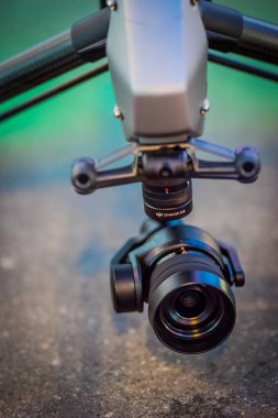 Uzaktan kumanda hava Dron dron eylem kamera ile uçan. Beyaz arka plan üzerinde izole. 3D render
