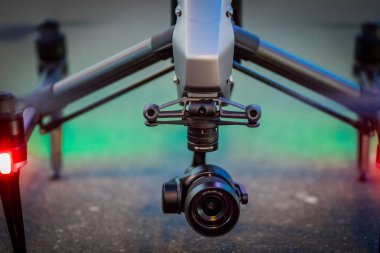 Uzaktan kumanda hava Dron dron eylem kamera ile uçan. Beyaz arka plan üzerinde izole. 3D render