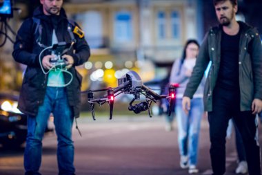 Uzaktan kumanda hava Dron dron eylem kamera ile uçan. Beyaz arka plan üzerinde izole. 3D render