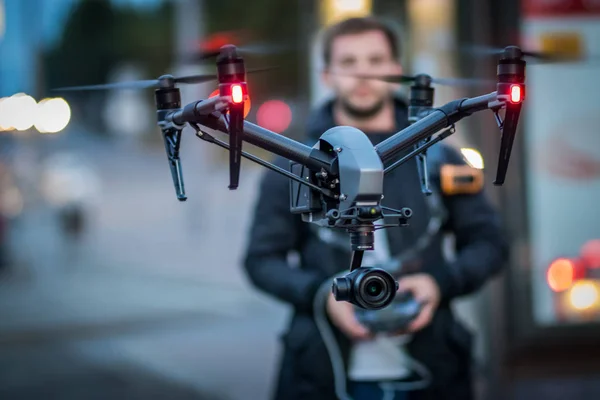 Drone Landar Gatan Flyger Runt Staden — Stockfoto