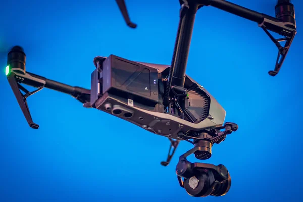 Sokakta Şehir Etrafında Uçan Drone Topraklarda — Stok fotoğraf