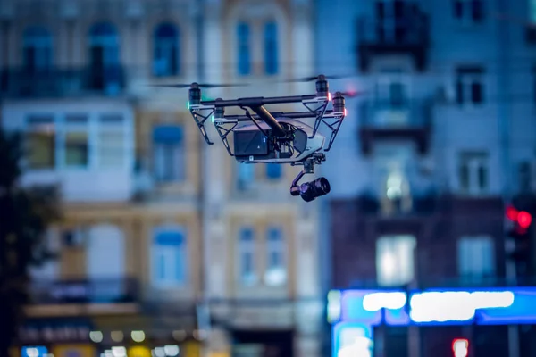 Drone Atterra Sulla Strada Che Vola Intorno Alla Città — Foto Stock