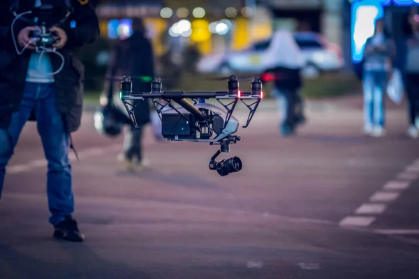 Uzaktan kumanda hava Dron dron eylem kamera ile uçan. Beyaz arka plan üzerinde izole. 3D render