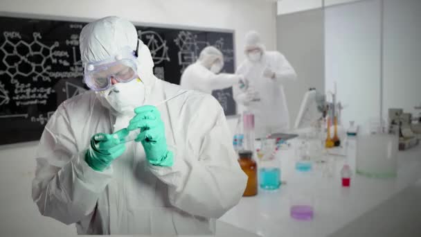 Médicos Realizando Experimentos Laboratorio — Vídeo de stock