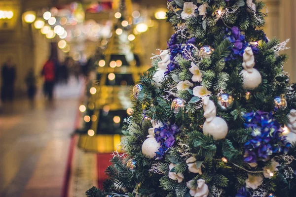 Feestelijke Kerstboom Die Versierd Met Kerstmis Speelgoed — Stockfoto