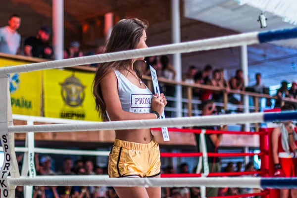 女の子がボクシングの試合のラウンドを発表します — ストック写真