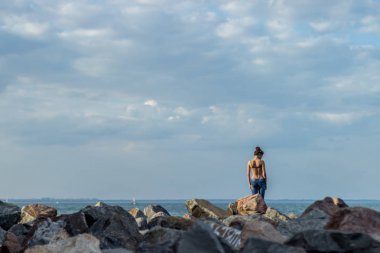 Ufukta denizin kenarında kız