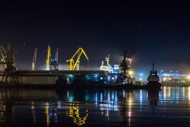 Gece. Liman. Kargo gemisi dock standları