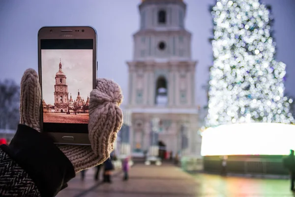 Bir kız resimleri telefonda kilise Kiev Sofievskiy Sobor alır.