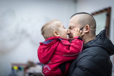 Sert sevgi dolu baba küçük oğlunu kisses