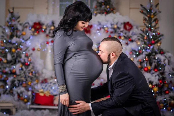 Mann Küsst Schwangere Frau Weihnachten Sanft — Stockfoto