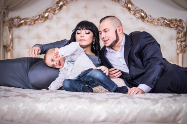 Annem ve babam bir ağlayan iki yaşındaki oğlu teselli.