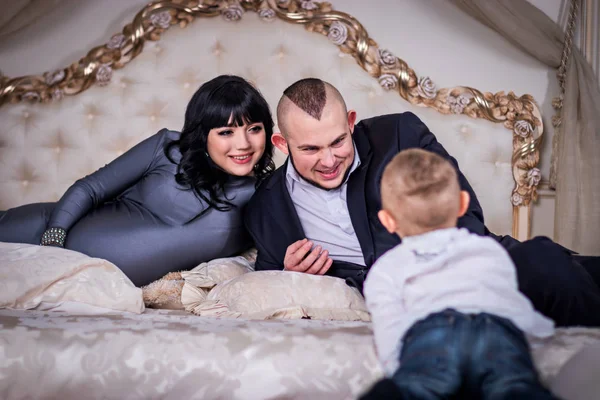 Auf Der Bettkante Sitzt Ein Zweijähriger Sohn Papa Und Schwangere — Stockfoto