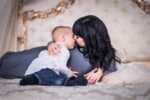 Mamá Consoló Hijo Dos Años Llorando —  Fotos de Stock