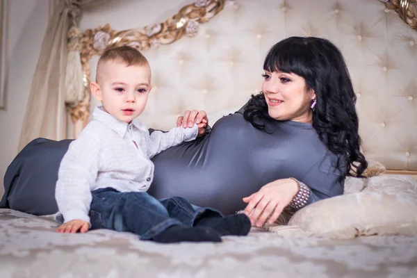 Maman Consolé Fils Deux Ans Qui Pleurait — Photo