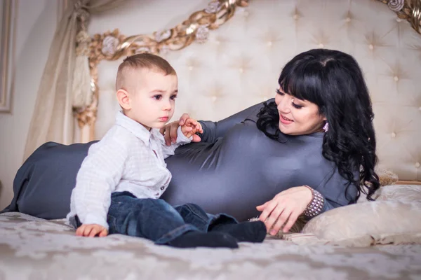 Mutter Tröstete Weinenden Zweijährigen Sohn — Stockfoto