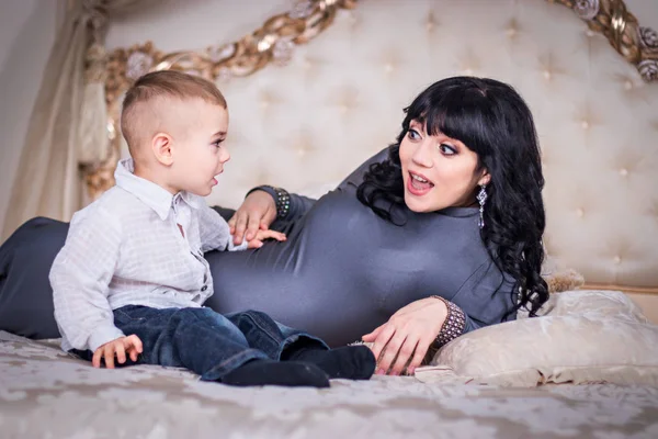 Mamma Tröstade Gråtande Två Gamla Son — Stockfoto