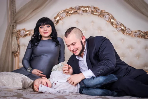 Glückliche Familie Schlafzimmer Der Vater Kitzelt Seinen Zweijährigen Sohn Die — Stockfoto