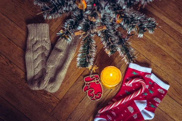 Svíčka Hoří Pod Vánoční Stromeček Blízké Jsou Cookies Cukroví Vlněné — Stock fotografie