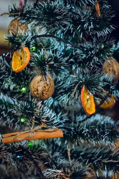 キャンドルがクリスマス ツリーの下で燃えている クッキー キャンディ ウールの靴下とミトン — ストック写真