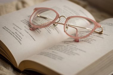 gözlük kitap okuma portre