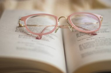 gözlük kitap okuma portre.