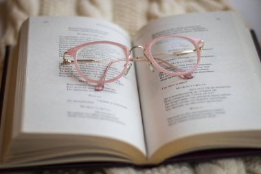 gözlük kitap okuma portre.