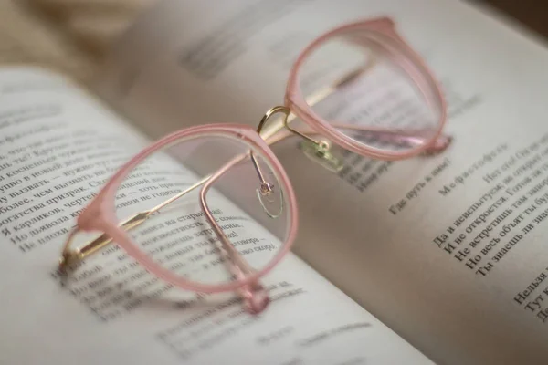 Detailní Záběr Čtení Brýle Knize — Stock fotografie