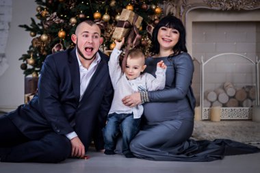 Çocuk Anne hediye Noel'de açar..