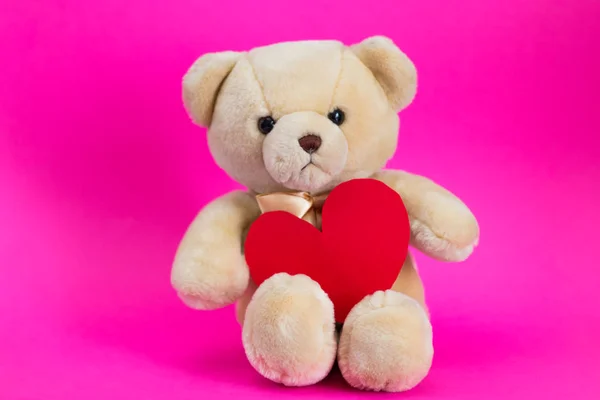 Weißer Spielzeug Cartoon Teddybär Sitzt Auf Rosa Hintergrund Mit Rotem — Stockfoto