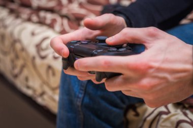 oyun oyun oyun tv eğlenceli hobi oynak keyfi görünümü kavramı - stok görüntü sahip oyuncu oynarken oyun gamepad adam denetleyicisi video konsolu.