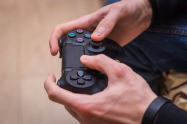 oyun oyun oyun tv eğlenceli hobi oynak keyfi görünümü kavramı - stok görüntü sahip oyuncu oynarken oyun gamepad adam denetleyicisi video konsolu.