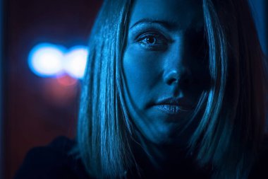 Ay ışığında bir pencerede güzel sarışın kız portresi.