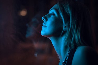 Ay ışığında pencereden görünüyor.