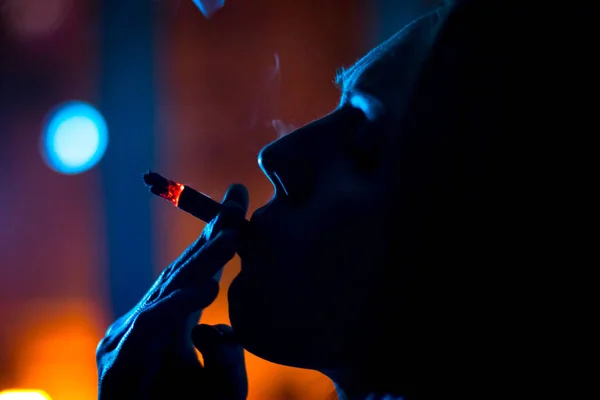 Дівчина Біля Вікна Курить Цигарку Нічному Світлі Силует — стокове фото