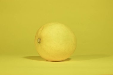 bir limon sarı zemin üzerine. Önden görünüm